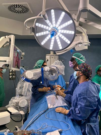 L'Hospital de Torrevieja realitza la primera cirurgia de la província a través d'un nou microscopi òptic amb visió augmentada i realitat 3D